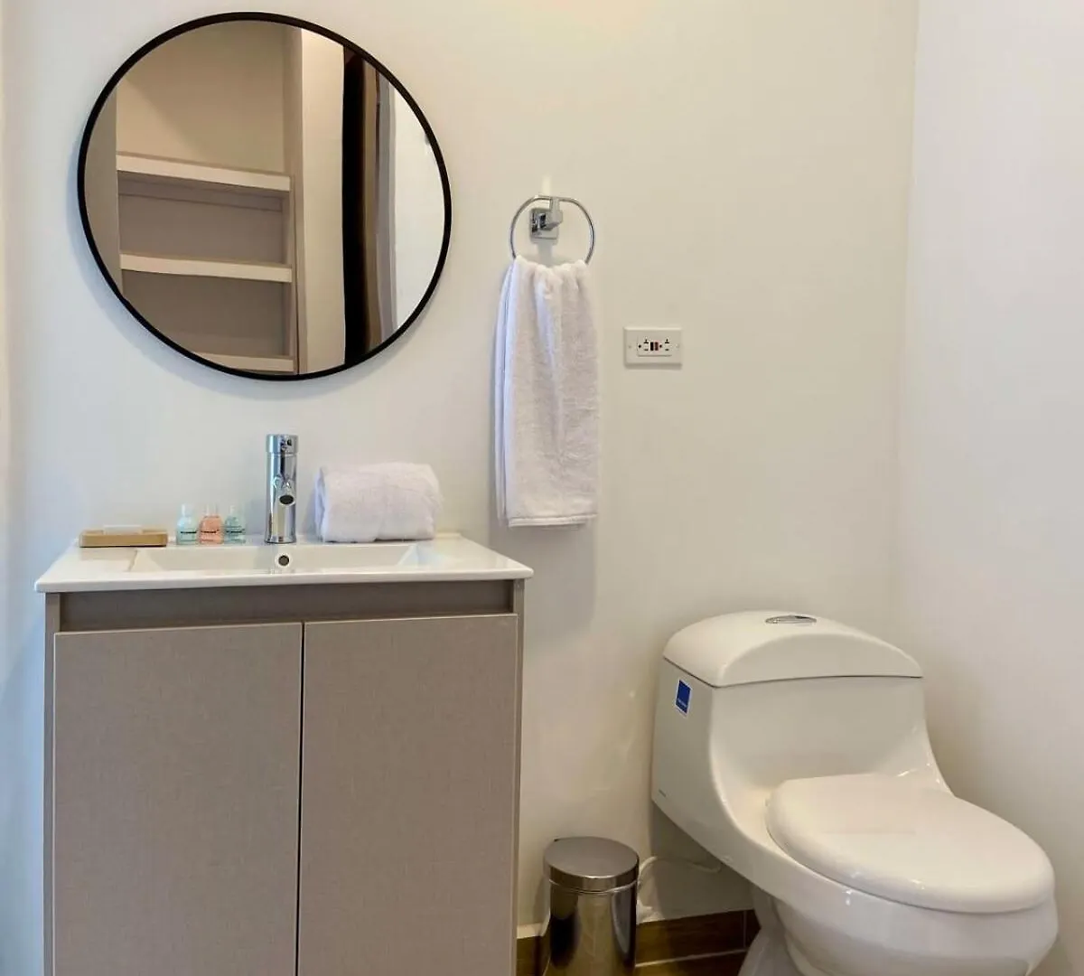 Captivating 2Br With Balcony In Laureles Medellin
